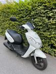 Vit moped Peugeot Kisbee (2020)
