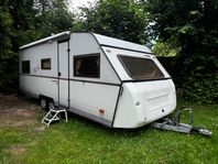 Husvagn, Matkaaja. Rymlig familjevagn med förtält