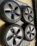 Tesla Aero 18" med dubbdäck Nokian Hakkapeliitta 235/45 R18