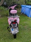 En rosa elmoped klass I i nyskick säljes pga sällan använd.