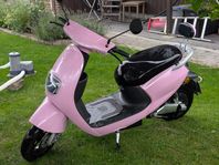 En rosa elmoped klass I i nyskick säljes pga sällan använd.