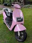 En rosa elmoped klass I i nyskick säljes pga sällan använd.