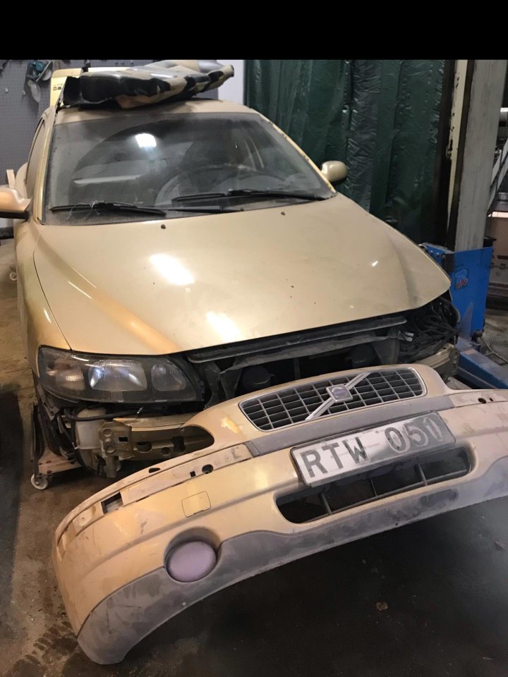 Volvo S60 T5 säljes i delar. ...