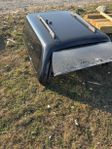 Kåpa har suttit på en Toyota Hilux 2011