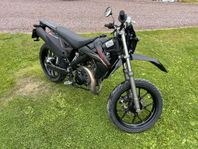 Rieju MRT 50 SM Black Edition Low rider