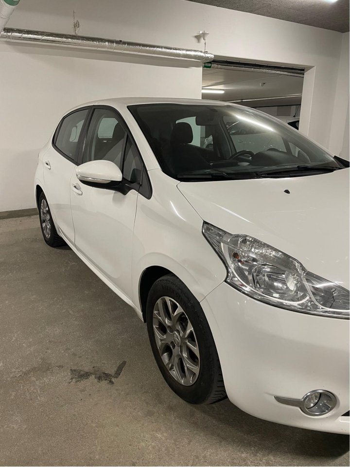 Peugeot 208 5-door 1.2 VTi 82 Manual, 82hp, 2013