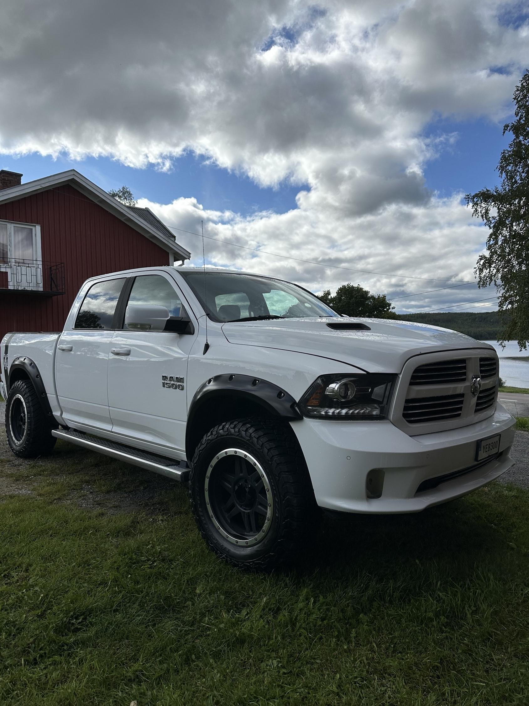 RAM 1500 Dobbelcab 5.7 V8 HEMI 4x4 TorqueFlite, 8-trinn, 395hk, 2017