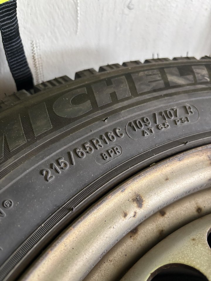 dubbdäck med plåtfälg