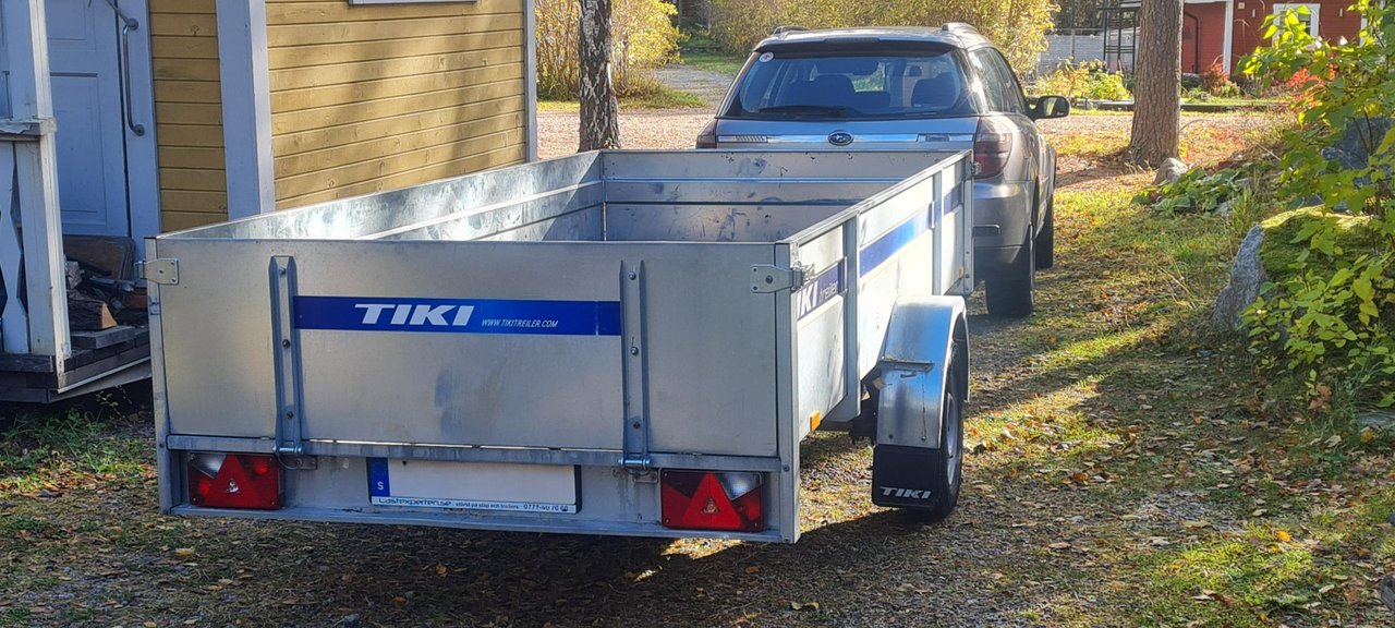 TIKI, Obromsad stor släp med ...