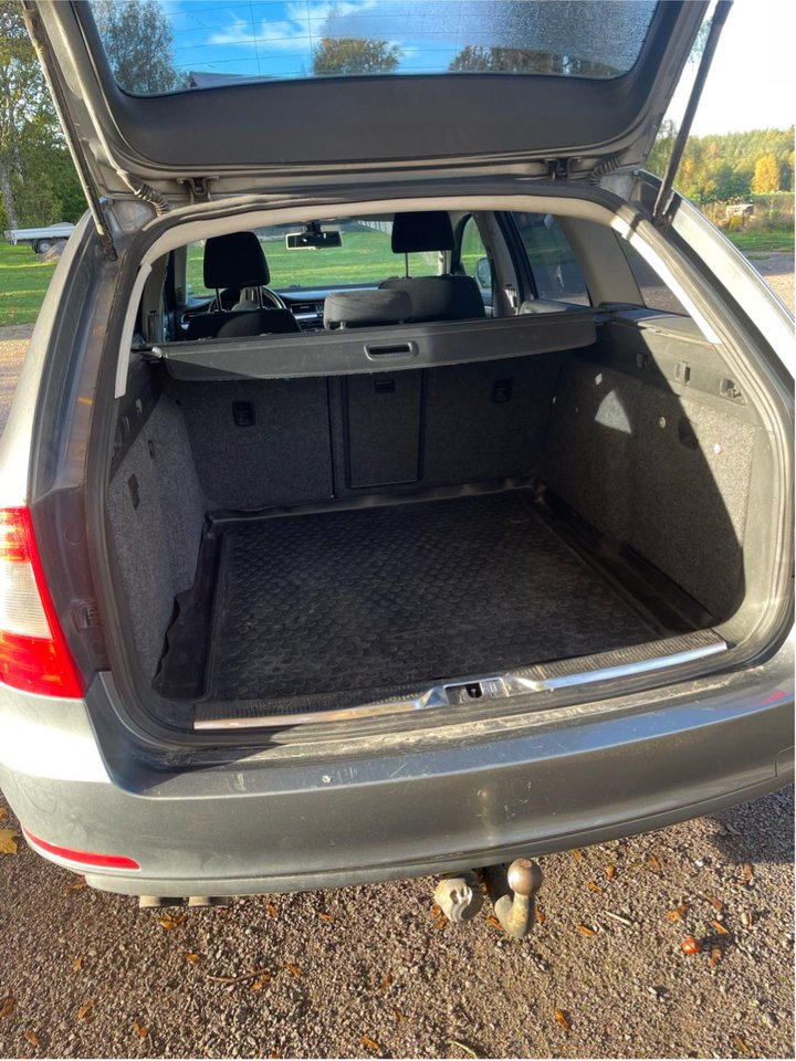 Škoda Superb Kombi 2.0 TDI Manuell, 140hk, 2011