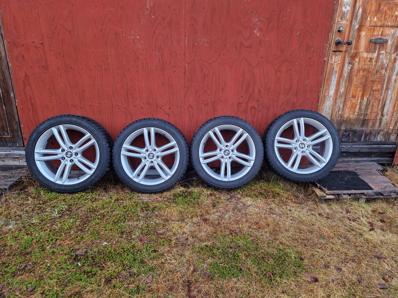 19" Däck med fälg i fint skick