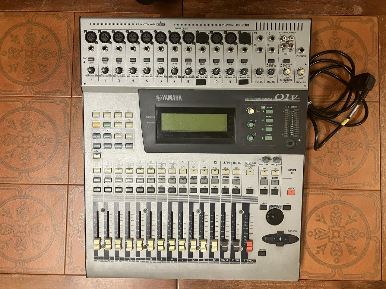 Yamaha 01v mixer