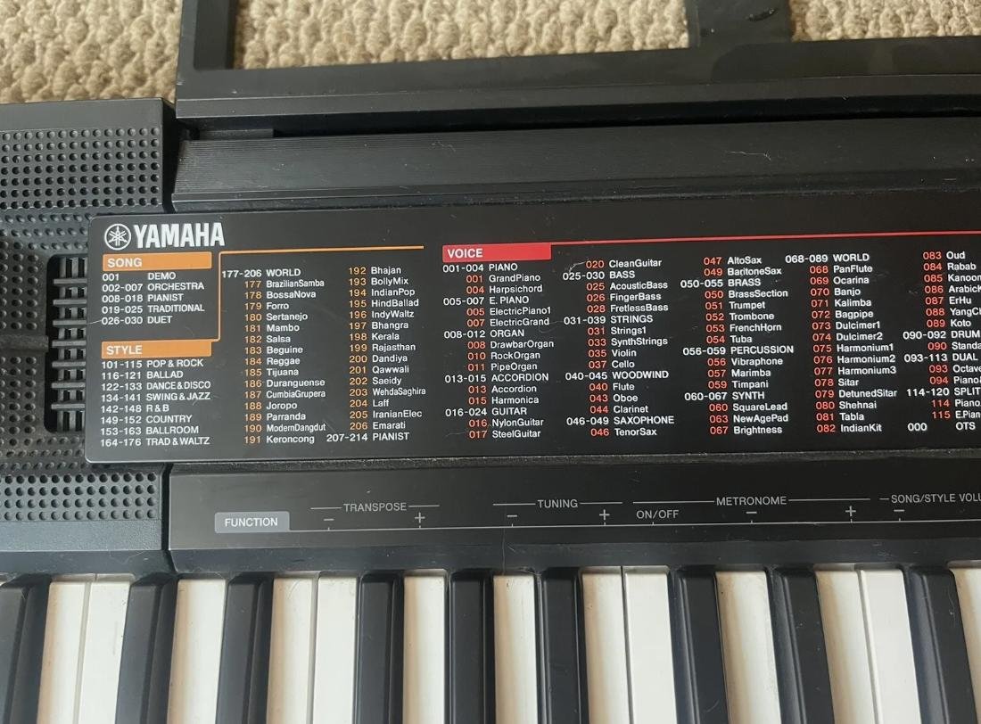 Yamaha PSR-F51 61-Key Portabl...