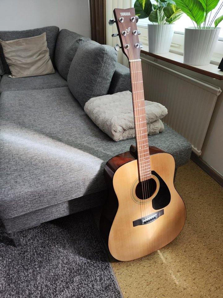Nästan ny Yamaha gitarr 