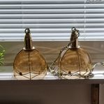 Två Fönsterlampor med lätt gravyr i glaset - Raritet