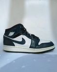 Nike Air Jordan mid 1