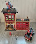 Brandstation leksakshus i trä med brandbil och helikopter