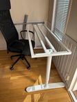 stol, skrivbordsram och bordsskiva 