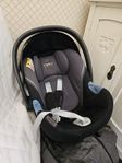 Babyskydd och bilbarnstol med bas