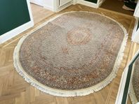 Oval orientalisk matta i jordnära färger, 3x2 meter