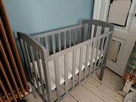 Jollyroom liten bedside crib I grå