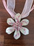 Halsband med rosa blomma 150kr Nytt