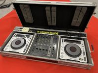 DJ-utrustning:  Pioneer CDJ-800MK2,  DJM 700