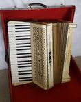Från USA, Pianodragspel/accordeon i vacker vit pärlemor.