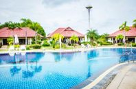 Hyr hus i village i Ban Phe med stor pool, 700m till havet