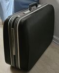 Mellanstor svart rullbar resväska, 68x52x22 cm .  2 hjul.  