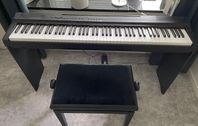 Elpiano Yamaha P-125 med stativ, pedal och justerbar stol