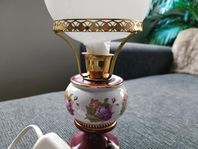 En gammal lampa i bra skick ( Antik)
