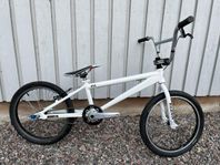 Kuwahara race bmx i väldigt fint skick.