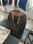 Louis Vuitton Excursion Monogram Väska