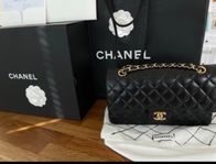 Klassisk Chanel väska storlek medium 