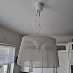 1 vit designlampa & 1 svart ikealampa