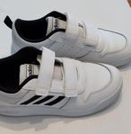 Vita Adidas barnskor strl. 29