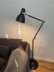 Svart golvlampa