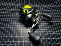 Lågprofilrulle: Shimano Curado K 301 HG (vänster)