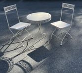 utemöbler, bord med 2 stolar (Miljögården)