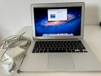 MacBook Air 13,5 tum, ram 4 GB, hårddisk 121 GB