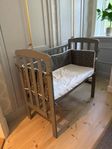 JLY bedside crib med madrass