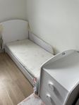 Baby-bed with chest of drawers 