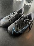 Fotbollskor Nike strl 27