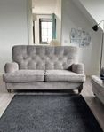 soffa Lysekil, tv-bänk, lampa, avlastningsbord