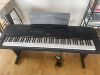 Yamaha Portable Grand DGX-670