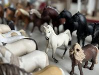 Schleich stall, hästar, ryttare, husdjur m.m