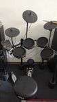 Alesis nitro mesh trumset, matta och stol. 