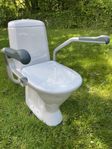 Toalett handikapp med hjälpmedel förhöjd snålspolande 
