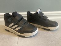 Adidasskor stl 28